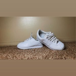 NIKE WHITE’s slightly worn.